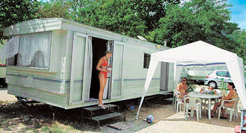 럭셔리 캠핑족 프랑스 남부 니스에서 가까운 캠프장 ‘레 리브 뒤 루’. 수영장도 딸려 있는 ‘럭셔리 캠프장’이다. 바캉스를 온 사람들이 캠프장 측에서 캠핑카나 텐트를 빌려 숙박한다. 사진 출처 레 리브 뒤 루