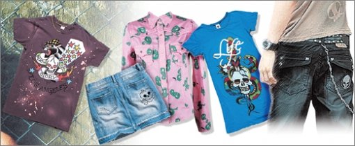 제품 사진 중 티셔츠는 에드하디, 뒷주머니에 해골이 그려져 있는 미니스커트와 청바지는 G마켓, 해골무늬 블라우스는 시스템 제품.