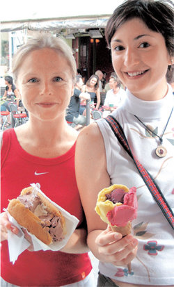 ‘아모리노’의 샌드위치 젤라토(왼쪽)와 콘 젤라토를 들고 있는 여고생들. 3, 4종의 아이스크림을 끼워 주는 샌드위치 젤라토는 식사 대용 간식으로 인기다. 파리=김현진 사외기자