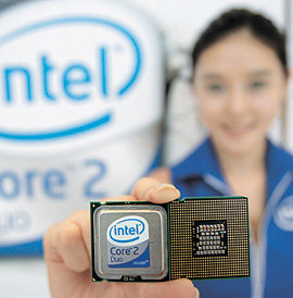 인텔코리아는 27일 서울 강남구 삼성동 코엑스 그랜드볼룸에서 기존 컴퓨터의 중앙연산처리장치(CPU)인 ‘펜티엄’보다 처리 속도가 40% 빨라진 ‘코어2듀오’를 선보였다. 김재명  기자