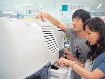 서울 광진구 구의동 테크노마트에서 고객들이 전자식 제습기를 살펴보고 있다. 사진 제공 테크노마트