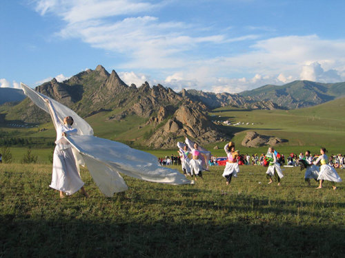 해발 1400m의 몽골 테를지 국립공원에서 열린 서울현대무용단의 ‘고원을 춤추다’