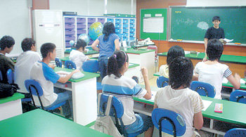 ‘고교생 교사’를 자청한 서울 대원외국어고 학생들이 경남 거제시 장목중학생들에게 영어를 가르치고 있다. 거제=조영제 인턴기자