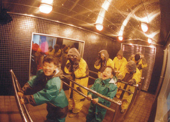 서울 광진구 능동 시민안전체험관의 풍수해 체험장에서는 초속 30m의 강한 바람과 함께 시간당 200㎜의 폭우를 체험할 수 있다. 사진 제공 서울시민안전체험관