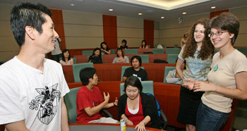 고려대 국제하계대학의 ‘한국의 공연예술(Performing Arts in Korea)’ 수업 장면. 미국에서 음악이론을 전공한 강사 김흥곤 씨(왼쪽)는 수업시간에 영어로 탈춤 판소리 등 한국 문화에 대해 각국에서 온 수강생들과 자유롭게 토론한다. 김동주 기자
