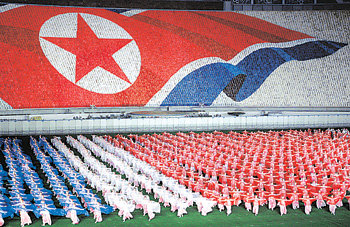 집중호우로 막대한 피해를 본 북한이 8월 14일부터 10월 중순까지 평양에서 열 예정이었던 집단 체조극 ‘아리랑’의 공연을 취소했다. 8·15대축전의 주요 행사인 아리랑의 취소로 대축전이 정상적으로 개최될지도 관심이다. 2005년 10월 평양에서 열린 아리랑 공연의 한 장면. AP 자료 사진