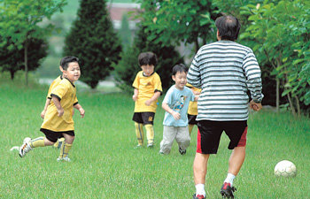 어려서부터 축구에 재미를 느끼게 하고 사회성을 길러 주는 유아축구에 대한 관심이 높아지고 있다. 사진 제공 레이번스 유아축구클럽