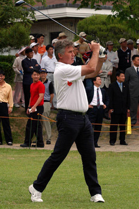 거스 히딩크 전 한국축구대표팀 감독은 틈나는 대로 골프장을 찾는 골프광으로도 유명했다. 2002년 국내 축구인과 언론인들이 지켜보는 가운데 멋진 드라이브샷을 날리고 있는 히딩크 감독. 동아일보 자료 사진