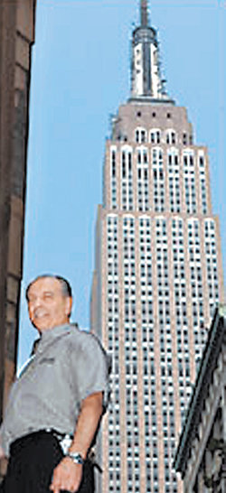미국 뉴욕 엠파이어스테이트 빌딩의 수석 전기공인 빌 토르톨레이 씨가 그에게 고향과도 같은 엠파이어스테이트 빌딩 앞에 섰다. 사진 제공 크리스천사이언스모니터