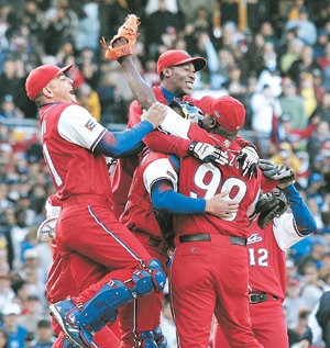 3월 월드베이스볼클래식(WBC) 준결승에서 도미니카공화국을 3-1로 이긴 뒤 기뻐하고 있는 쿠바 선수들. 동아일보 자료 사진