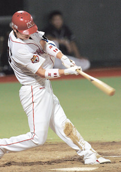 KIA 김종국이 2-2로 팽팽한 9회말 1사 주자 1,2루에서 두산 마무리 투수 정재훈을 상대로 끝내기 좌전 안타를 뽑아내고 있다. 광주=연합뉴스