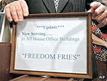 2003년 프랑스가 미국의 이라크 침공에 반대하는 데 자극받아 프렌치 프라이(감자튀김)를 ‘프리덤(자유) 프라이’로 바꿔 내건 미국 하원 구내식당의 안내문.