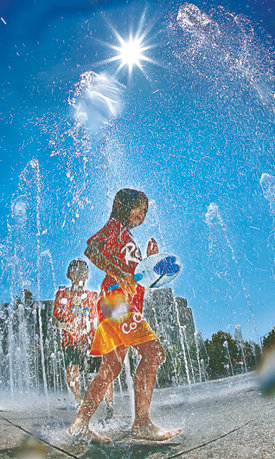 4일 서울의 수은주가 34.7도까지 치솟는 등 전국이 찜통더위에 시달리는 가운데 경기 고양시 덕양구 어울림누리 분수대에서 어린이들이 물을 맞으며 더위를 식히고 있다. 고양=박영대 기자