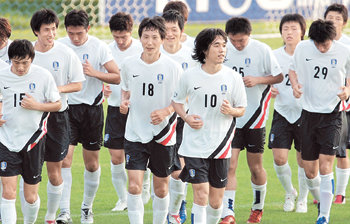 ‘베어벡호’에 승선한 국가대표팀 선수들이 첫 소집훈련일인 6일 경기 파주시 국가대표팀 트레이닝 센터(NFC)에서 달리기로 몸을 풀고 있다. 이들은 첫날 미니게임으로 패스와 개인기를 다듬는 훈련을 했다. 파주=연합뉴스