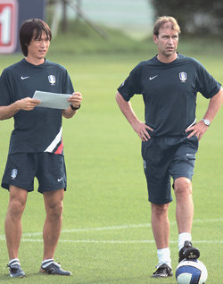 핌 베어벡 한국 축구대표팀 감독(오른쪽)과 홍명보 코치가 훈련 중인 선수들을 지켜보고 있다. 베어벡 감독은 훈련 도중 선수들의 기본기를 강조했다. 파주=연합뉴스