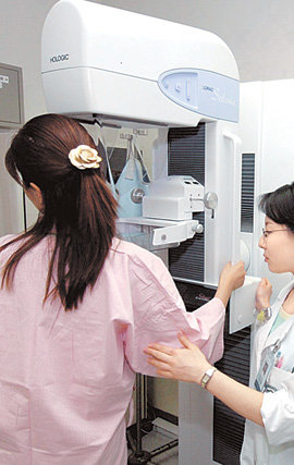 한 대학병원에서 유방암 의심 환자인 젊은 여성이 유방 X선 촬영 검사를 받고 있다. 20, 30대 젊은 여성이 지나친 다이어트를 하면 유방암에 걸릴 수도 있다. 동아일보 자료 사진