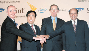 삼성전자는 8일(현지 시간) 미국 뉴욕에서 휴대 인터넷(와이브로) 기술 상용화를 위해 미국 회사들과 전략적 제휴를 맺었다고 9일 밝혔다. 왼쪽부터 숀 멀로니 인텔 마케팅총괄 부사장, 이기태 삼성전자 정보통신총괄 사장, 게리 포시 스프린트 넥스텔 사장, 에드워드 잰더 모토로라 회장. 뉴욕=연합뉴스