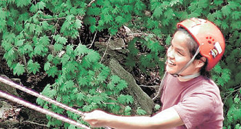 2006년 청소년 희망찾기 탐사대원인 선천성 시각장애 1급 한윤미 양이 도봉산에서 암벽등반 훈련을 하고 있다. 사진 제공 도봉산청소년마을
