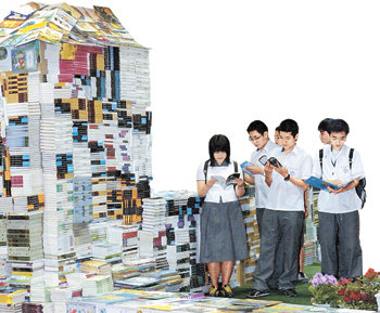 지난해 열린 서울국제도서전에서 학생들이 도서전에 출품된 책을 읽고 있다. 동아일보 자료사진