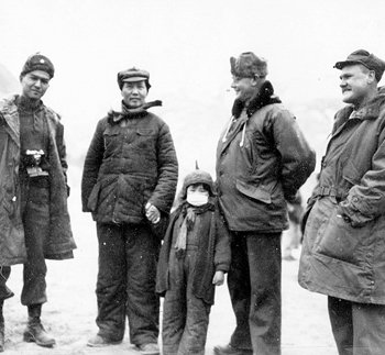 중국 국민당과 공산당의 전면적인 내전이 발발하기 4개월 전인 1946년 2월 산시 성 옌안에서 여섯 살짜리 딸 리너와 함께 서 있는 마오쩌둥(왼쪽에서 두 번째). 마오 좌우는 당시 국공합작을 감시하던 미군 간부이고 오른쪽은 AP통신 기자. 리너는 최근 혁명 1세대 자녀들이 부모 세대의 대장정을 재현하는 ‘정을 잇는 장정 길’에 참가했다. 동아일보 자료 사진