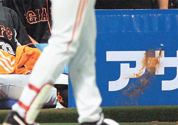 찢어진 광고판안타를 도둑맞은 이승엽은 요미우리 더그아웃 앞에 설치된 광고판을 걷어찼다. ‘분노의 발길질’에 광고판 일부가 찢어졌다.