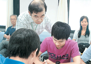 일본인 교사 히라노 노부로 씨가 일본 민화를 보고 있는 한국 고등학생들에게 그림을 설명하고 있다. 김윤종 기자