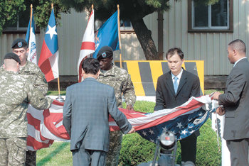 굿바이, 하얄리아 부대10일 오후 4시 부대 폐쇄식이 열린 부산 부산진구 연지동 하얄리아부대 사령부 본부 앞에서 미군 관계자들이 하기식을 한 뒤 성조기를 접고 있다. 하얄리아부대 터는 연지동과 범전동 일대 16만4000여 평에 이르며 6·25전쟁 이후 미군 병력이 주둔해 왔다. 부산=최재호 기자