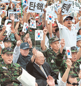 “나라를 걱정한다” 역대 국방부 장관 8명과 60여 명의 예비역 장성이 참석한 ‘전시작전통제권 환수 반대’ 시위가 11일 서울역 광장에서 열렸다. 성우회와 국민행동본부 등 전역 군인단체 회원 5000여 명이 주도한 이날 시위에서 이종구 전 국방부 장관은 “평시엔 논의할 필요도 없지만 0.01%의 전쟁 가능성을 보고 전시작전통제권 환수에 대해 생각해 봐야 한다”고 주장했다. 강병기 기자