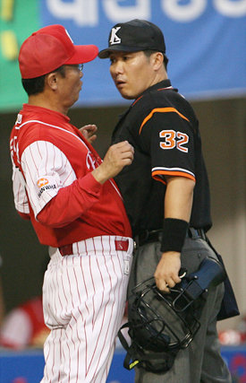 “잘 봐주세요”7회 초 1사 1, 3루에서 한화 데이비스가 삼진 아웃을 당하자 유지훤 코치(왼쪽)가 박근영 주심에게 배를 들이미는 코믹한 제스처를 취하며 항의하고 있다. 연합뉴스