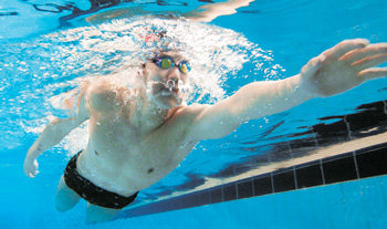 한국 수영 사상 첫 올림픽 메달이 나올까. ‘수영 신동’ 박태환을 2008 베이징 올림픽 메달리스트로 만들기 위한 프로젝트가 가동된다. 4월 동아수영대회에서 힘차게 물살을 가르고 있는 박태환. 동아일보 자료사진