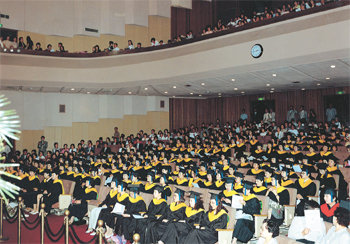 대학 부설 평생교육원은 학점은행제가 1998년 실시된 것을 계기로 수강생들에게 배움의 즐거움과 학사학위 취득이라는 두 가지 혜택을 동시에 제공하고 있다. 올 2월 열린 이화여대 평생교육원 수료식. 사진 제공 이화여대