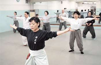 동국대 사회교육원이 개설한 ‘선무도’ 강좌의 수강생들이 선무도로 심신을 단련하고 있다. 사진 제공 동국대 사회교육원