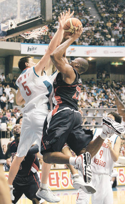 김민수의 블록 슛한국의 신예 김민수(왼쪽)가 솟구쳐 오르며 미국 드와이트 하워드의 골밑슛을 블로킹하고 있다. 한국은 최선을 다했지만 미국의 개인기에 압도당하며 수준 차이를 절감했다. 이훈구  기자