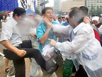 멱살 잡힌 한총련15일 오후 서울시청 앞 서울광장에서 ‘한미동맹 강화’를 주장하는 단체들이 모여 집회를 여는 도중 한총련 학생 10여 명이 푸른 빛깔의 한반도가 그려진 단일기를 들고 지나가자 충돌이 벌어졌다. 변영욱 기자