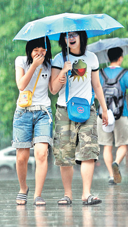 “반갑다! 소나기야”15일 서울 종로구 종로1가 사거리를 지나는 시민들이 갑자기 소나기가 내리자 우산을 쓰고 거리를 걷고 있다. 시민들은 찜통더위를 식혀 주는 소나기를 반겼다. 김미옥 기자