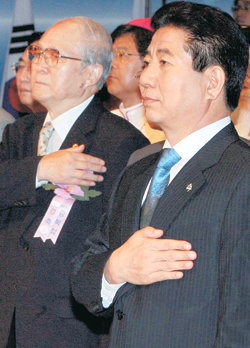 15일 서울 종로구 세종로 세종문화회관에서 열린 제61주년 광복절 경축식에 참석한 노무현 대통령(오른쪽)이 김국주 광복회장과 함께 국기에 대한 경례를 하고 있다. 청와대사진기자단