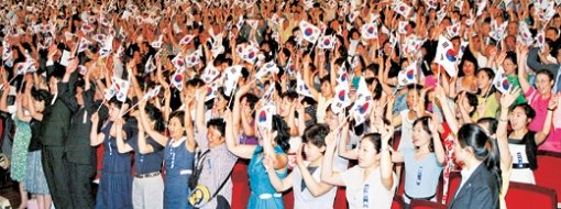 15일 서울 종로구 세종로 세종문화회관에서 열린 ‘제61주년 광복절 경축식’에 참석한 시민들이 태극기를 흔들며 만세 삼창을 하고 있다. 청와대사진기자단