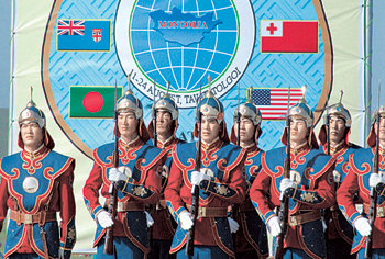 11일 몽골 수도 울란바토르에서 열린 ‘칸 퀘스트(Khaan Quest) 2006’ 훈련 개막식에 도열한 몽골 의장대의 모습. 야외훈련은 ‘5개의 언덕’이라는 뜻을 지닌 울란바토르 인근 타반 톨고이에서 실시되고 있다. 울란바토르=신화 연합뉴스