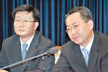 전해철 대통령민정수석비서관(왼쪽)과 박남춘 대통령인사수석비서관이 16일 오후 청와대 춘추관 브리핑룸에서 유진룡 전 문화관광부 차관의 경질과 관련한 자체 조사 결과 및 배경을 설명하고 있다. 석동률 기자