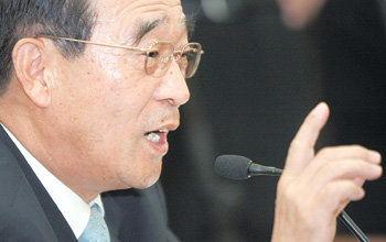 윤광웅 국방부 장관이 17일 국회 국방위원회 전체회의에 출석해 전시작전통제권 환수와 관련한 의원들의 질문에 답변하고 있다. 김경제 기자