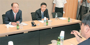 강기석 신문유통원 원장(왼쪽)이 18일 오후 ‘한나라당 유진룡 전 문화관광부 차관 보복 경질 진상조사단’ 이계진 단장과 정종복 의원의 질문에 답변하고 있다. 17일 김명곤 문화부 장관을 면담했던 진상조사단은 이날 신문유통원과 영상자료원을 방문해 진상조사를 벌였다. 박영대 기자