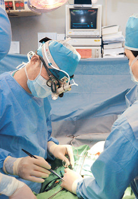 승환이가 4일 우심실과 좌심실을 나누는 칸막이에 생긴 구멍을 막는 수술을 받고 있다. 사진 제공 삼성서울병원