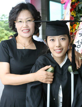 18일 오전 대전 목원대에서 후기졸업식을 마친 딸 유경화 씨(오른쪽)와 오화순 씨가 기념촬영을 했다. 경화 씨는 “졸업의 영광을 어머니에게 돌리고 싶다”고 했다. 사진 제공 목원대