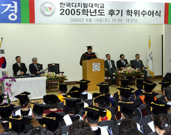 19일 서울 종로구 계동 한국디지털대 신축 교사 대강당에서 열린 2005학년도 후기 학위수여식에서 김중순 총장이 축사를 하고 있다. 신원건 기자