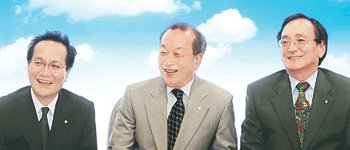 기업은행 지점장 출신으로 이달 초 기업 컨설팅 매니저로 은행에 재고용된 김진희, 이완수, 최종찬 씨(왼쪽부터)가 한자리에 모여 환하게 웃고 있다. 나이 들어서도 자신의 능력을 마음껏 발휘하는 게 이들의 소망이다. 박영대  기자