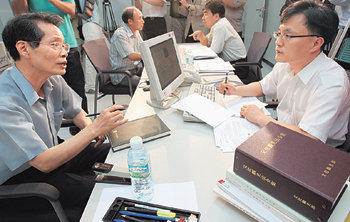 감사원, 문화부 감사감사원이 21일 사행성 성인게임 ‘바다이야기’ 의혹과 관련해 문화관광부에 대한 감사에 들어갔다. 감사원 직원(오른쪽)이 서울 종로구 세종로 문화부 청사에서 문화부 직원을 상대로 바다이야기 인허가 과정 등에 대한 조사를 벌이고 있다. 김재명 기자