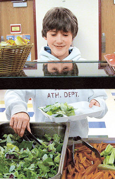 미국 펜실베이니아 주 퀘이커밸리 중학교의 점심시간. 한 학생이 샐러드 바에서 야채를 담고 있다. 미국에선 요즘 샐러드 바를 의무화하는 학교들이 늘고 있다. 동아일보 자료 사진