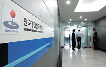 21일 오후 경품용 상품권 논란의 핵심으로 부각되고 있는 서울 광진구 테크노마트 33층 한국게임산업개발원 사무실 앞. 작년 7월부터 오락실 경품용 상품권 지정 업무 및 사후 관리 업무를 맡고 있다. 홍진환 기자