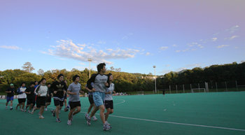 도하 아시아경기대회 개막이 100일 앞으로 다가왔다. 한국은 1998년 방콕과 2002년 부산에 이은 아시아경기 3개 대회 연속 2위가 목표. 태릉선수촌에서 훈련 중인 선수들이 새벽부터 운동장을 달리고 있다. 연합뉴스