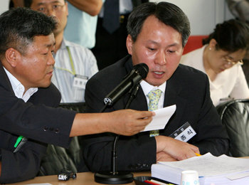 우종식 한국게임산업개발원장(오른쪽)이 22일 사행성 성인게임기인 ‘바다이야기’ 관련 의혹의 진상 조사를 위해 22일 서울 광진구 구의동 게임산업개발원을 방문한 한나라당 의원들에게 업무를 설명하고 있다. 김재명 기자